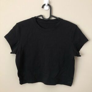 Alphalete cropped tee in black